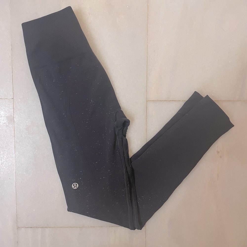 Seamless Lululemon leggings.